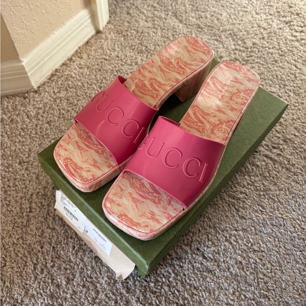 Gucci Wild Rose Rubber Sandals